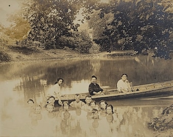 RPPC~Gesichtergruppe in einem Teich~Drei Frauen im Kanu~Sommerzeit~Spiegelungen im Wasser