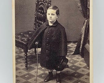Era della Guerra Civile~Foto CDV~Ragazzo con mantello~Bastone da passeggio~Con cappello in mano~Inquadratura della telecamera