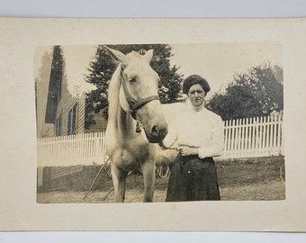 Femme avec un cheval~Gros plan~RPPC~Double exposition arrière gauche~Carte postale photo