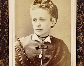 Donna sorprendente ~ Foto CDV ~ Indossa collana girocollo ~ Catena con ciondolo