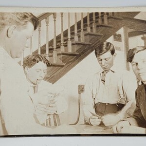 Hombres jugando a las cartas ~ Foto de RPPC ~ Juego de cartas en progreso ~ Cuatro hombres en la mesa ~ Primer plano