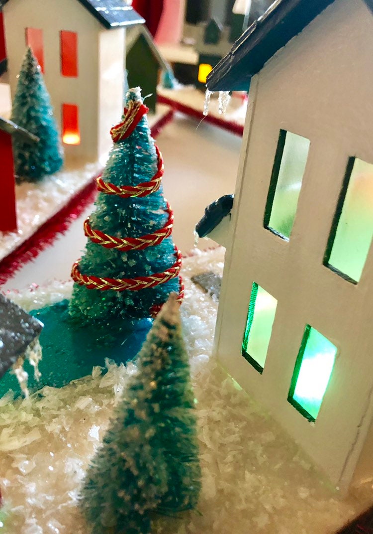 Miniature Christmas Sculpture, Sculpture with working lights, Diorama