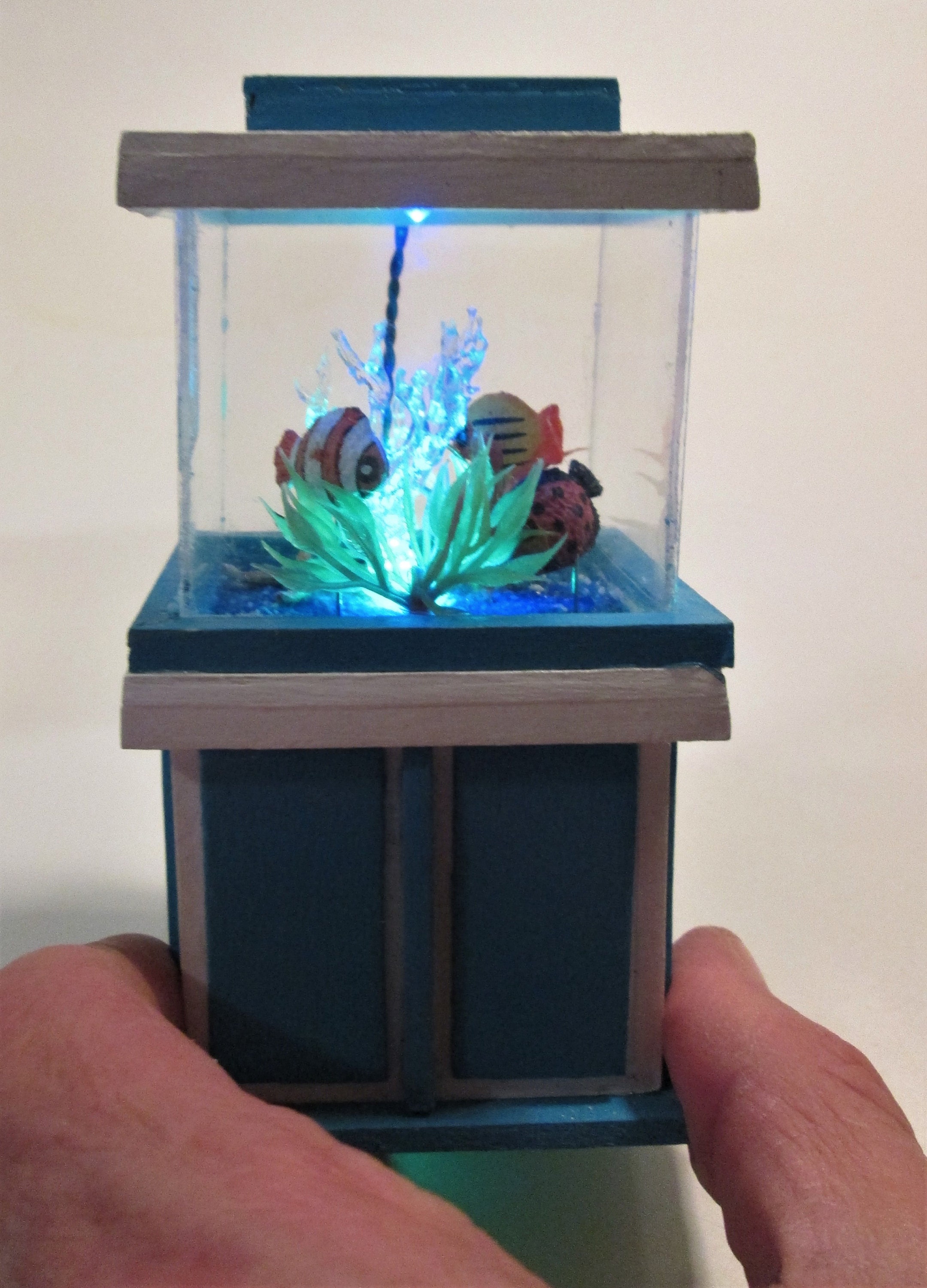 112 scale miniature aquarium with three fish, miniature LED fish tank