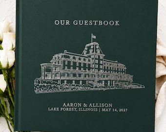 Peut inclure: Un livre d'or vert foncé avec un dessin au trait blanc représentant un grand bâtiment surmonté d'un drapeau. Le texte indique OUR GUESTBOOK, AARON & ALLISON, LAKE FOREST, ILLINOIS | MAY 14, 2027. La couverture a une finition mate et argentée.