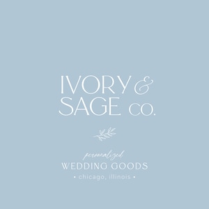 以下が含まれることがあります： 水色の背景に、白いセリフ体のフォントで「IVORY & SAGE CO.」と書かれています。テキストの下には小さな小枝のデザインがあり、「personalized WEDDING GOODS」という言葉が筆記体で書かれています。「chicago, illinois」というテキストが一番下にあります。