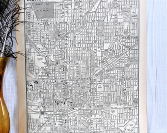 Mapa blanco negro de la ciudad vieja de Indianápolis mapa de la era de 1940-Segunda Guerra Mundial, mapa detallado original de Indianápolis, mapa industrial a marco