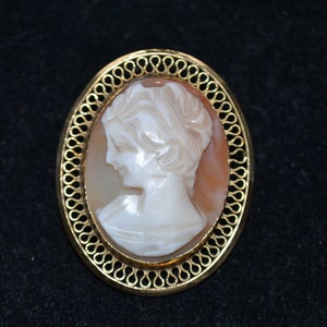 Vintage Cameo Carved Shell Pin Necklace Rare Left Facing filigree Design Marked GF afbeelding 1