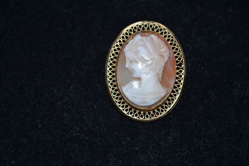 Vintage Cameo Carved Shell Pin Necklace Rare Left Facing filigree Design Marked GF afbeelding 1