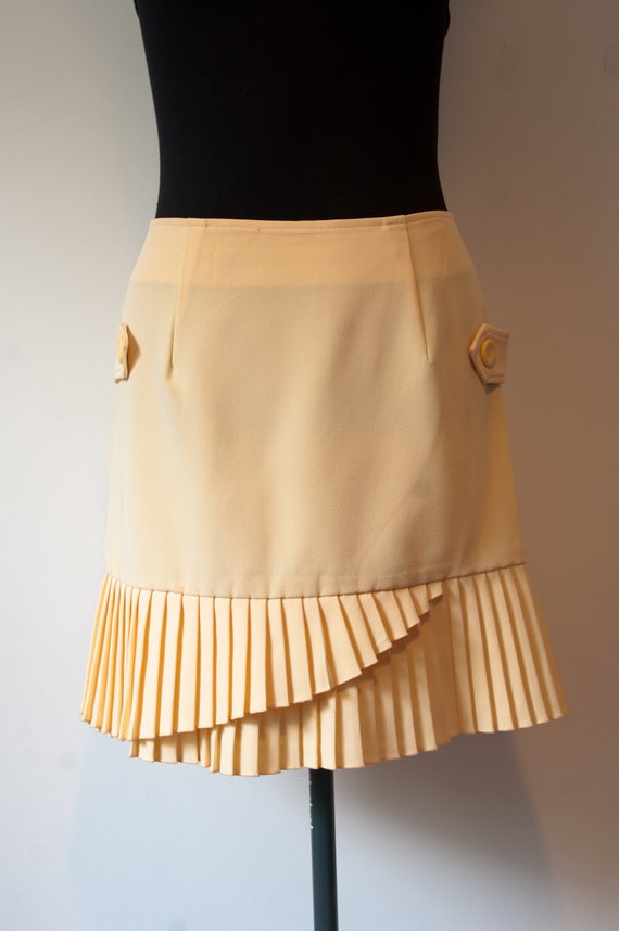 1960's Pleated Mini Skirt / Vintage Cream Coloured