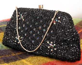 Sac à main vintage noir des années 1960, orné de perles et de strass, avec bandoulière en métal.