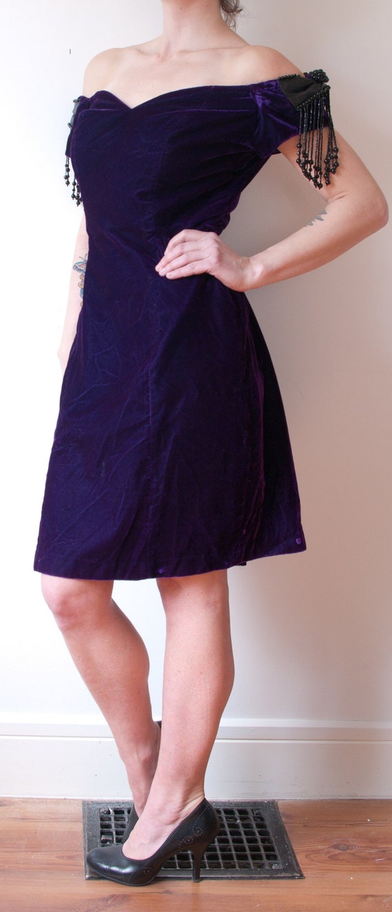 1980s Purple Velvet Party Dress / Vintage Beaded … - image 2