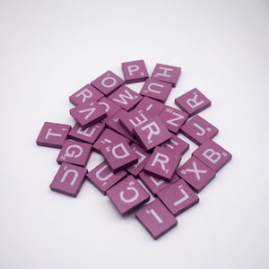 Różowe drewniane płytki z literami do gry w Scrabble: zestaw 100 elementów (18 mm x 20 mm)
