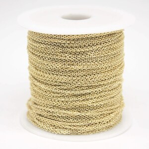 Cadena microplana resistente al deslustre - Chapada en oro de 18 quilates - Eslabón soldado de 2 x 1,4 mm - 91,4 m - Lote al por mayor