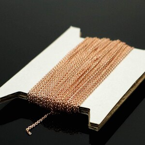 Cadena microplana resistente al deslustre - Chapada en oro champán - Eslabón soldado de 2 x 1,4 mm, 3 metros