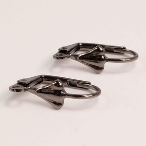 NYA 50 örhängen med SHELL Up-fäste i gunmetallfinish med hävstång - 19 x 14 mm örhängesfäste i mässing - ELL14