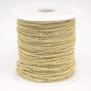 Cadena microplana resistente al deslustre - Chapada en oro de 18 quilates - Eslabón soldado de 2 x 1,4 mm - 32 pies - Bobina al por mayor