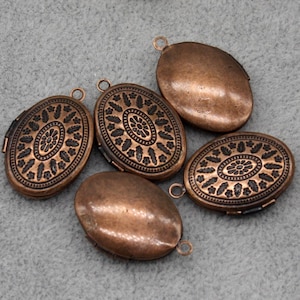 Antieke koperen filigraanhanger: ovale Maya-bedel (16 x 19 mm)