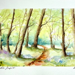 Paesaggio forestale in primavera ad acquerello, dipinto originale di sottobosco luminoso, decorazione murale verde foresta, passeggiata nel bosco