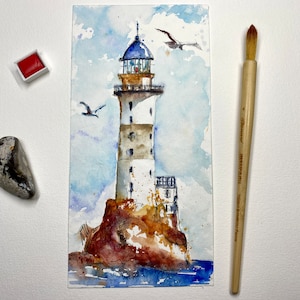Acquerello di un vecchio faro isolato, un vecchio faro abbandonato in un dipinto originale unico, un piccolo dipinto in miniatura di un faro in mare, cielo e uccelli