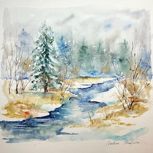 Paesaggio invernale originale ad acquerello - foresta innevata con ruscello e abete sotto la neve, scena tranquilla e morbida - Blu, ocra e verde
