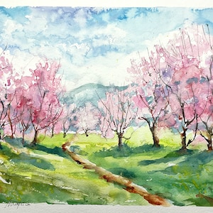 Sensazione primaverile, dipinto originale ad acquerello di una scena primaverile, meli rosa e montagna blu, strada e sentiero della Provenza
