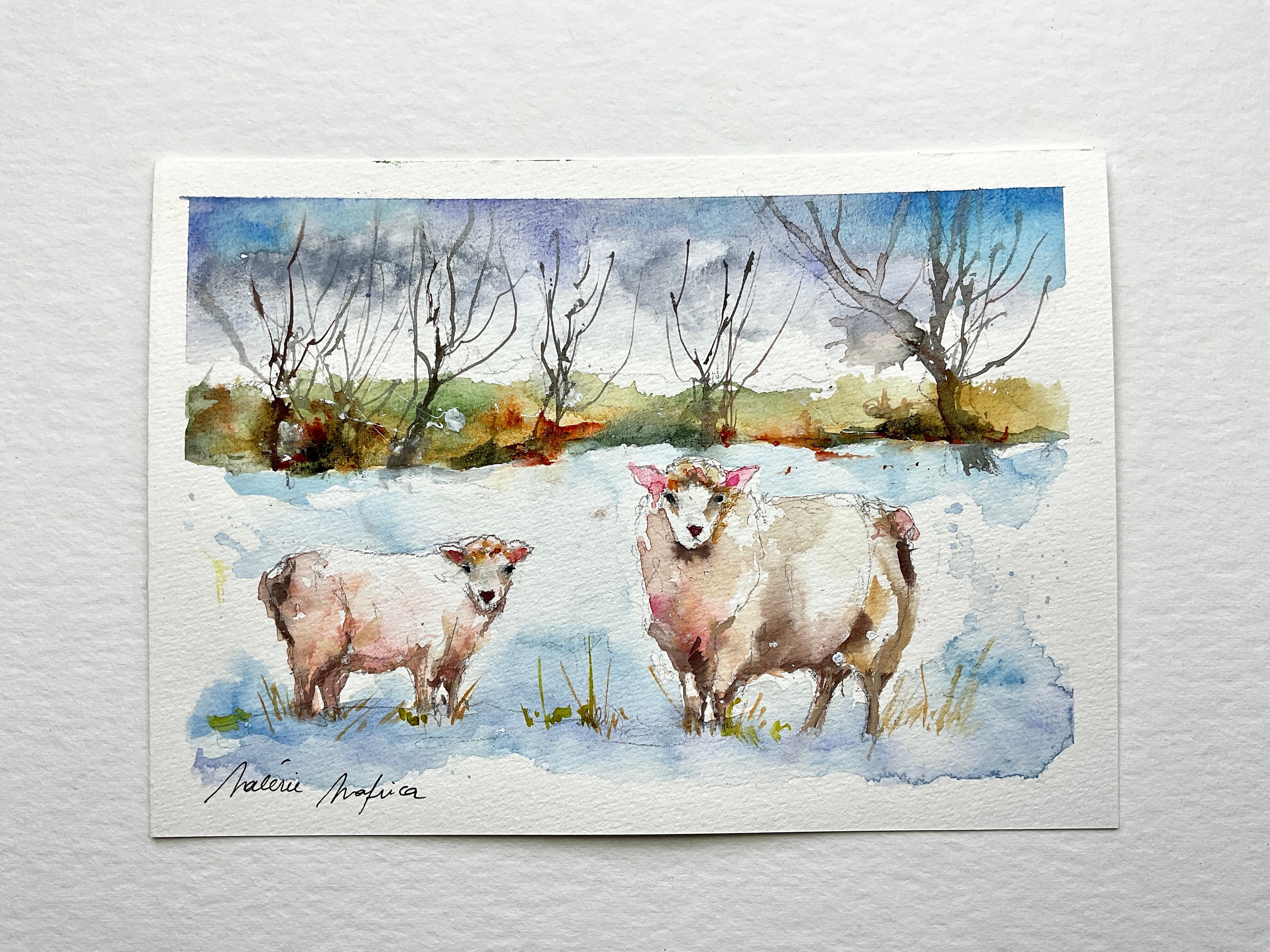 オリジナルの水彩画、冬の寒さの中の二匹の羊、羊の群れがいる雪の降る