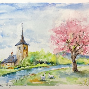 Sensazione primaverile, dipinto originale ad acquerello di un paesaggio di campagna primaverile, albero rosa e piccolo villaggio sull'acqua calma