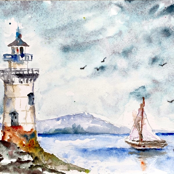 Paysage du phare par mauvais temps, ciel gris et tempête en vue…. aquarelle originale marine de phare avec voiliers, mer bleue et oiseaux