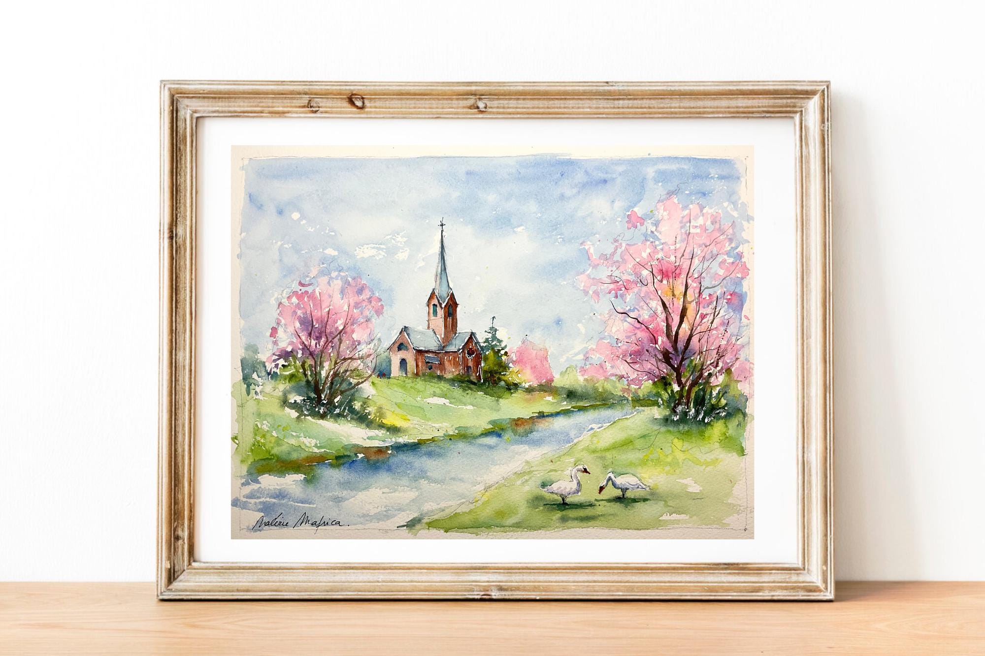 ピンク・ナチュラル水彩画 春の雰囲気、春の田舎の風景、ピンクの木、静かな水辺の小さな村を描い
