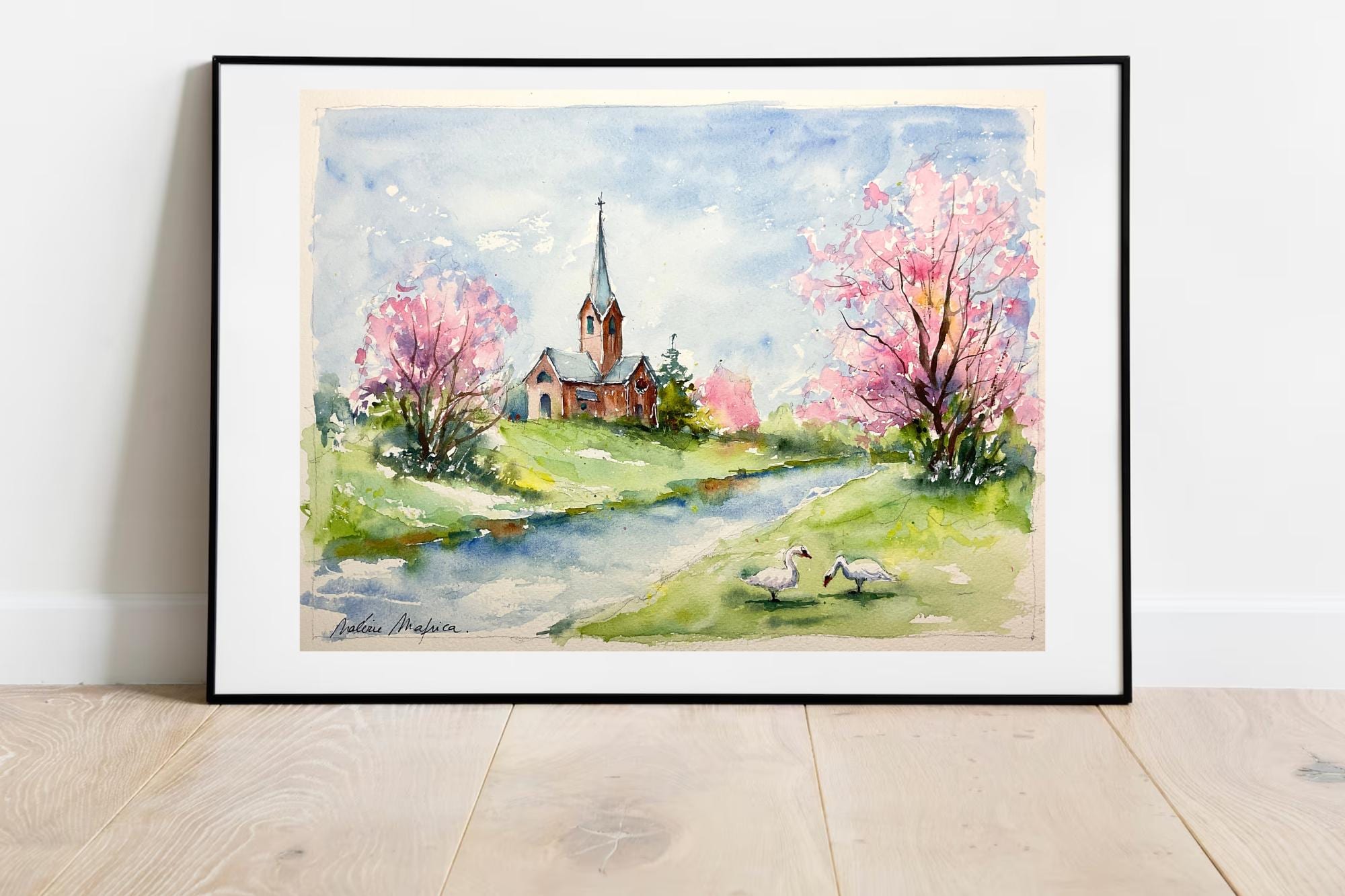 春の雰囲気、春の田舎の風景、ピンクの木、静かな水辺の小さな村を描い