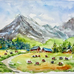 Puede incluir: Una pintura en acuarela que representa un paisaje montañoso con picos nevados, un prado verde y un grupo de casas pequeñas. Un camino de tierra serpentea por el campo donde varias vacas pastan cerca de árboles perennes. La firma es visible.