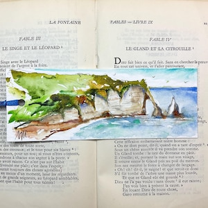 Landschap van Etretat en zijn kliffen op een boekenlegger in originele aquarelverf, uitzicht op de krijtkliffen in Normandië en de blauwe zee.