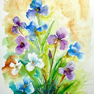 Può includere: Un dipinto ad acquerello che raffigura un gruppo di fiori di iris blu, viola e bianchi con steli e foglie verdi. Lo sfondo è costituito da morbide sfumature di giallo, beige e verde. Le iniziali dell'artista sono visibili nell'angolo in basso a sinistra.