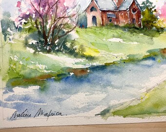 春の雰囲気、春の田舎の風景、ピンクの木、静かな水辺の小さな村を描い