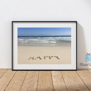 Happy Print, Happy Beach-print, Happy Word handgeschreven op strandzand, schrijven op zand, strandfotografie, kustdecor, strandkunst aan de muur