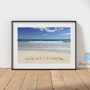 Dankbaarheidsafdruk, dagelijkse dankbaarheid, dankbaarheidsposter, dankbaarheidswoord handgeschreven op strandzand, stranddecor, dankbaarheid strandafdruk, dankbaar