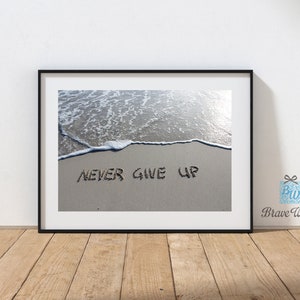 Never Give Up Print, cadeaus strandthema, motiverend, inspirerend, blijf doorgaan, make It Happen, strandfoto's, handgeschreven op strandzand