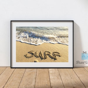 Surffotoprint, surfwoord handgeschreven op strandzand, surfmuurkunst, surfcadeau, stranddecor, surfprint, surfkunstwerk, strandthema