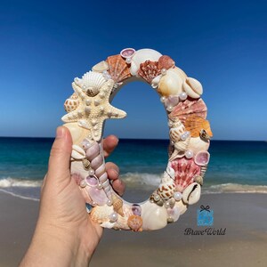 Letra de madeira O decorada à mão com conchas, presente com tema de praia, conchas, decoração de praia, único, presente exclusivo, conchas, decoração de praia de madeira