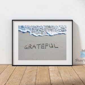 Dankbaar strandafdruk, dagelijkse dankbaarheid, dankbaar woord, handgeschreven op strandzand, stranddecor, manifestatie, manifest, dankbaar strandfoto
