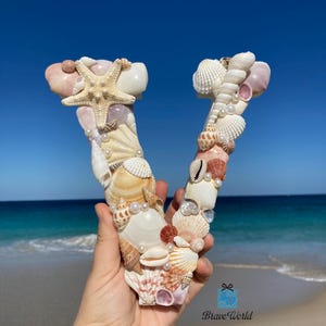 Letra de madeira V decorada à mão com conchas, presente com tema de praia, conchas, decoração de praia, único, presente exclusivo, conchas, arte de praia