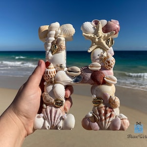 Letra H de madera decorada a mano con conchas marinas y dijes con temática de playa, regalo con temática de playa, conchas, decoración de playa, pieza única, regalo único