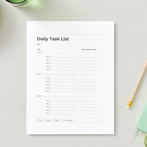 Peut inclure: Une liste de tâches quotidiennes imprimable blanche avec une section pour la date, la tâche et le temps à consacrer à chaque tâche. Il y a des cases à cocher pour chaque tâche et une section en bas pour marquer les tâches comme "Ok", "Reporter", "Bloquer" ou "Pour demain".