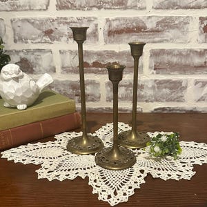 Juego de 3 candelabros vintage de latón macizo / Decoración vintage para el hogar / Candelabro de latón macizo / Decoración de mesa / Candelabro cónico