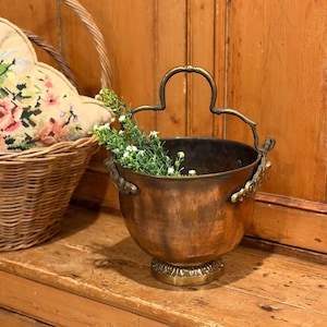 Maceta antigua francesa de cobre macizo martillado a mano con asa giratoria de latón fundido y ángel querubín / Hecha a mano