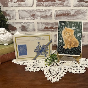 Vintage VilboCard Porzellan Postkarte mit Bebelle Orange Kätzchen Bild & Originalbox Wandbild | Hergestellt in Deutschland | Feline Katze Liebhaber Geschenk