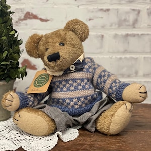 Urso de pelúcia vintage Boyds Bear "Tyler" de 43 cm com suéter, camisa e calça de tricô xadrez | Urso de pelúcia vintage colecionável | Decoração para quarto de bebê