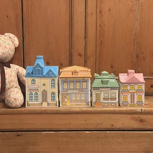 Ensemble de pots en céramique en forme de maison de ville Avon vintage peints à la main avec couvercle de toit | à biscuits maison de style victorien | Décoration de cuisine