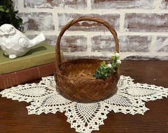 Cesta decorativa de mimbre tejida a mano con asa / Cesta de estilo rústico campestre