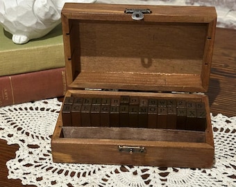 Lote de bloques de sellos de madera con letras y números para máquina de escribir, con caja de madera, para álbumes de recortes, sellos para diario y manualidades.